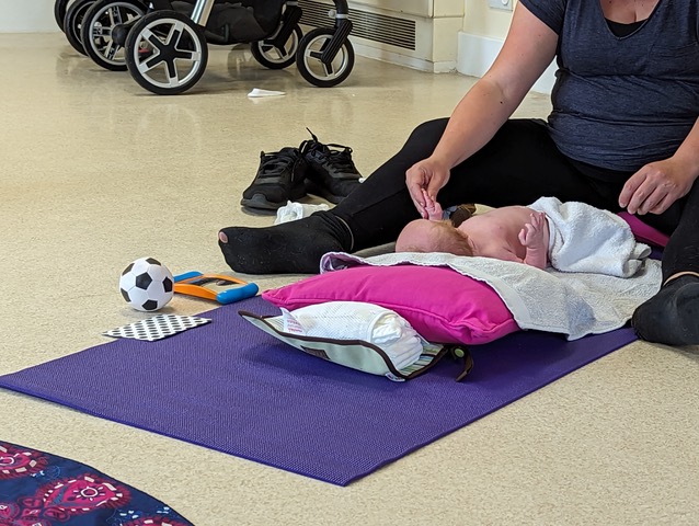 Victoria Whittaker baby massage class in Northampton